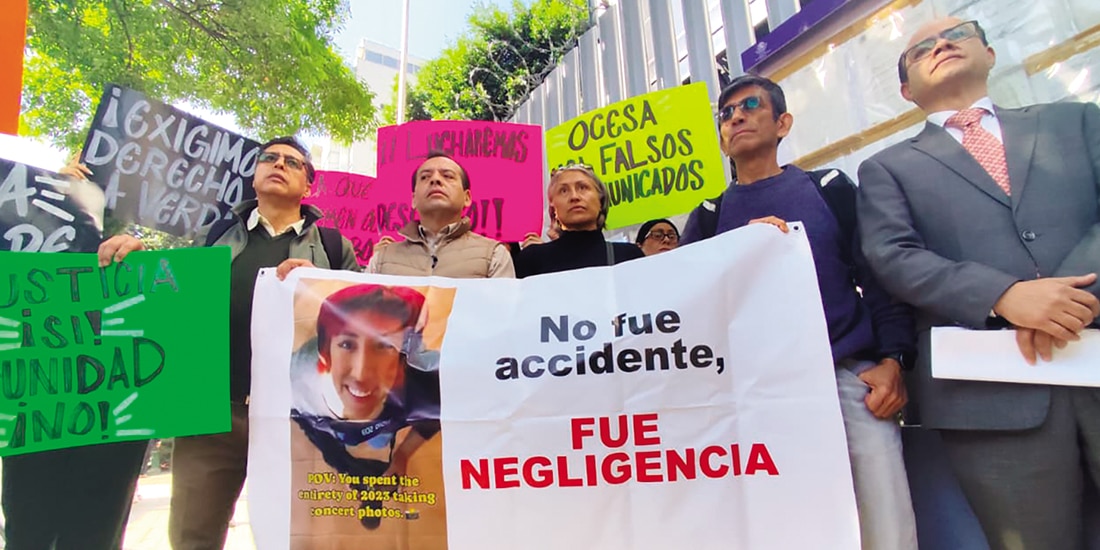 Abogados y familia de Berenica Giles, ayer, durante una protesta en los juzgados federales.