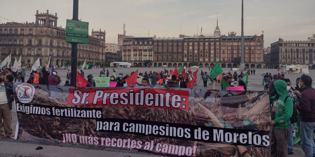 Campesinos se manifiestan en el Zócalo de la CDMX.