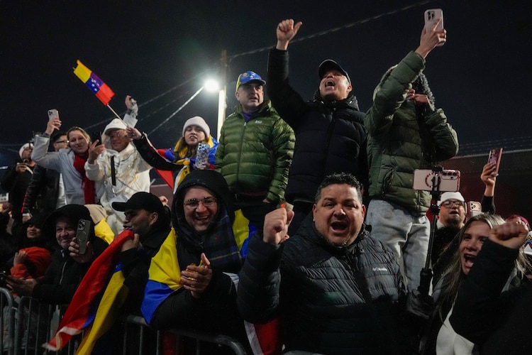Afuera de la prisión donde se encuentra el chavista estallaron las celebraciones.