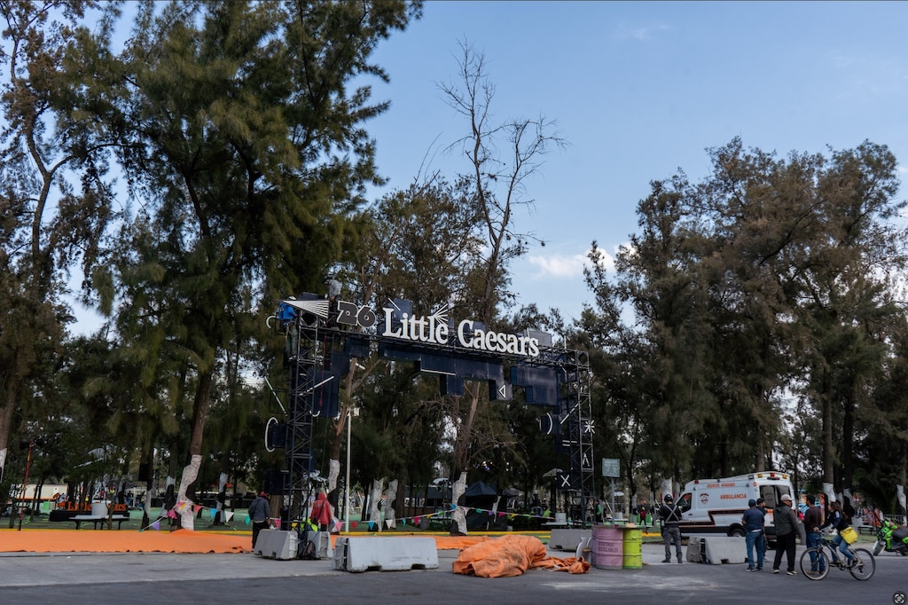 Así instalan escenarios del Vive Latino 2026, que tendrán alta tecnología.