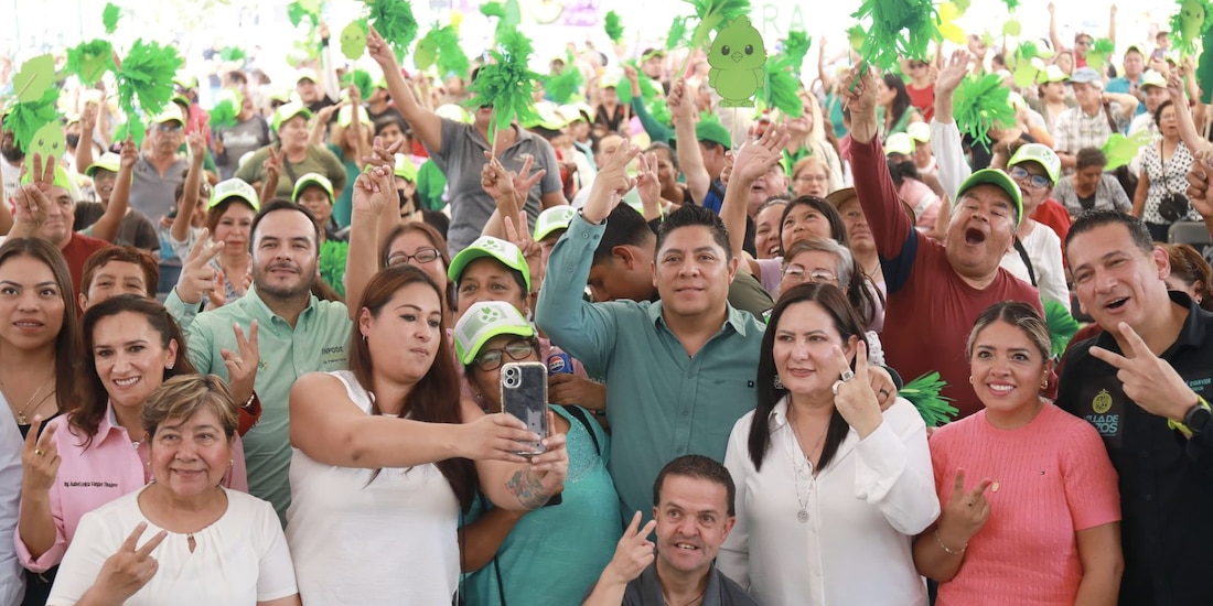 Al centro de la imagen, Ricardo Gallardo Cardona.