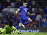 Una acción del duelo entre Cruz Azul y Santos, de la Liga MX