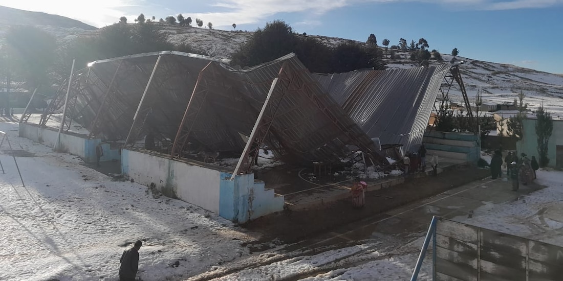 Colapsa techo en Bolivia; reportan al menos siete muertos hasta el momento.