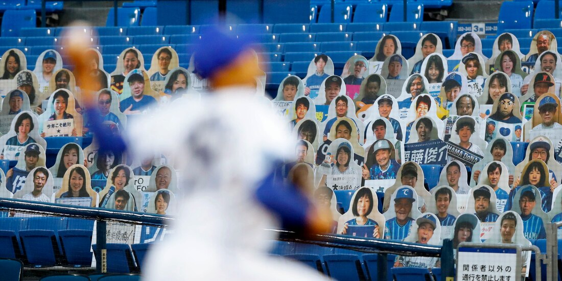 Fotografías de aficionados cubren una zona de las tribunas para el partido entre Yokohama Baystars y Hiroshima Toyo Carp.