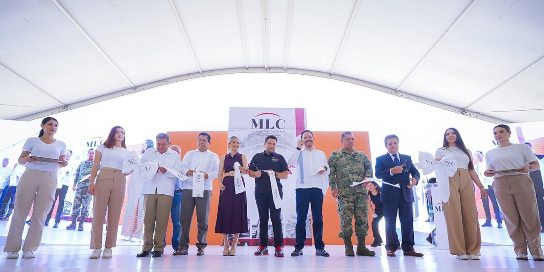 El secretario de Economía estatal y representantes de Grupo ARHE, ayer, en la inauguración.