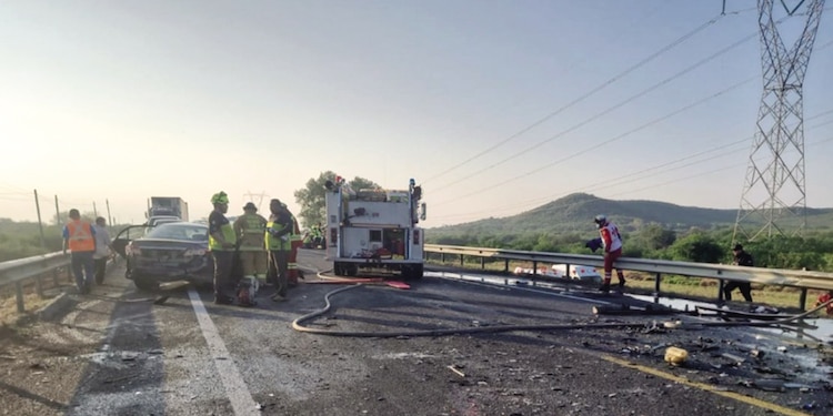 Servicios de emergencia laboran en el lugar del accidente en Tamaulipas, ayer.