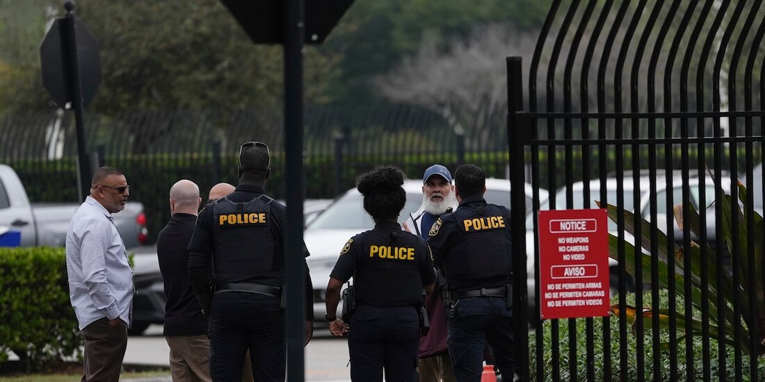 Migrantes acuden con normalidad a continuar sus trámites ante el Servicio de Inmigración y Control de Aduanas, ayer.