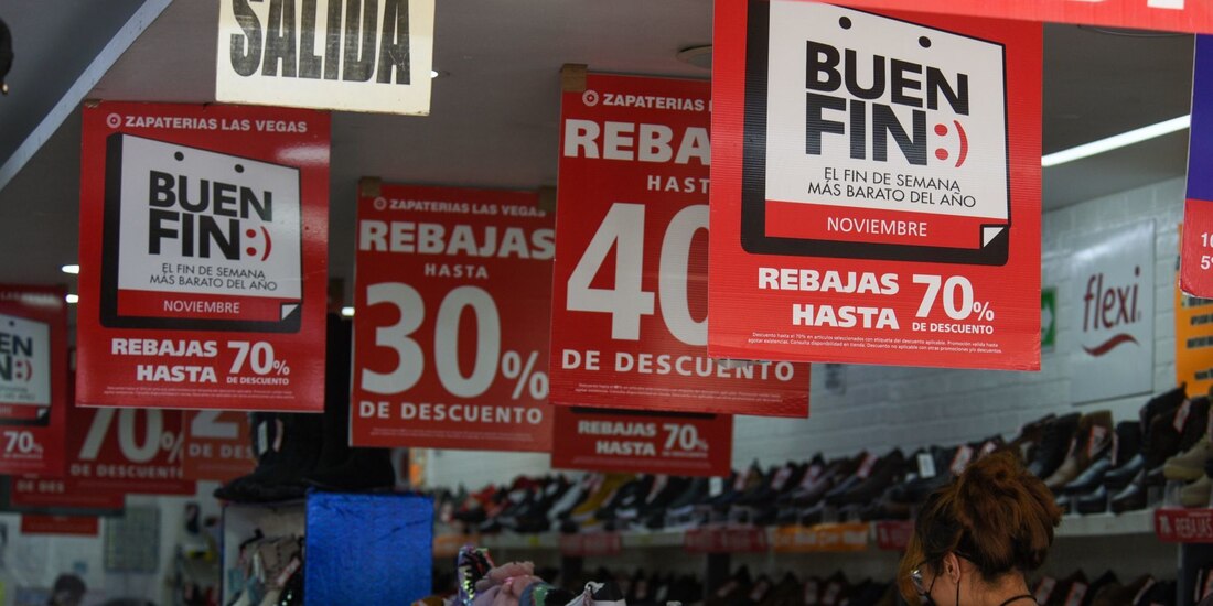 Comercios muestran letreros para identificar los descuentos del Buen Fin