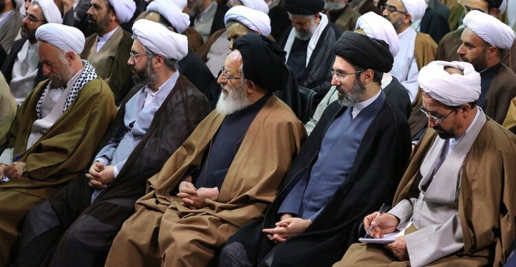 Mojtaba Khamenei y otros miembros del Seminario de Qom