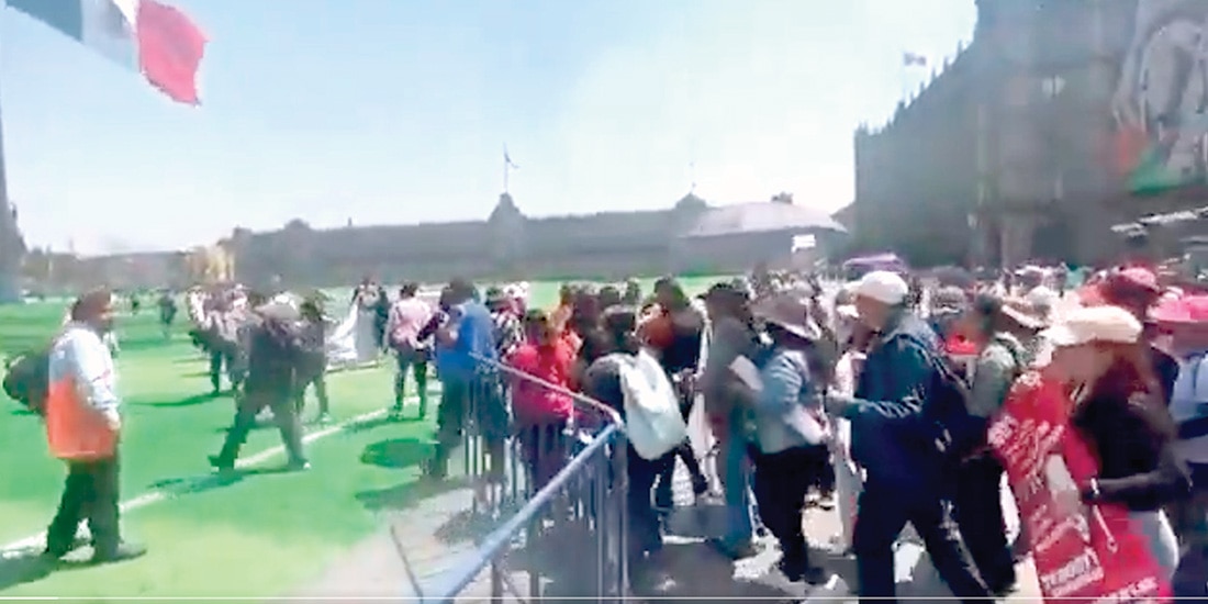 Miembros de la Sección 9 de la Coordinadora, ayer, al ingresar a la mega cancha del Zócalo, en captura de video.