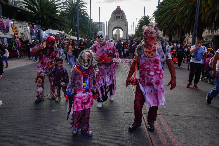 Marcha Zombie lleva el terror a las calles de la Ciudad de México.