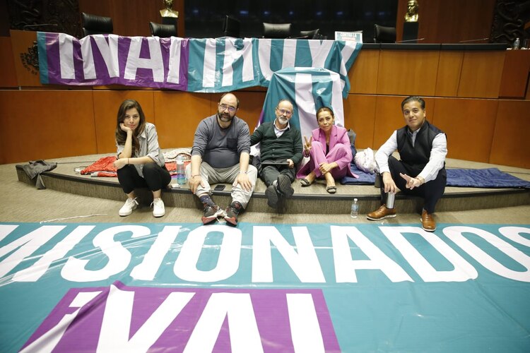 Oposición tomando la tribuna.