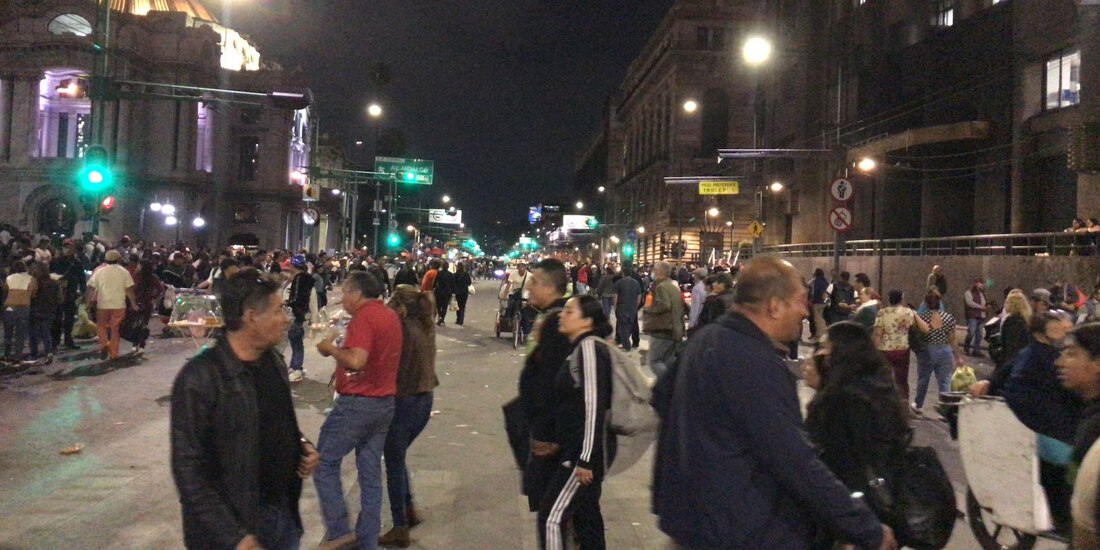 Asistentes al Zócalo buscan regresar a sus casas tras discurso de AMLO por Aniversario de Expropiación petrolera