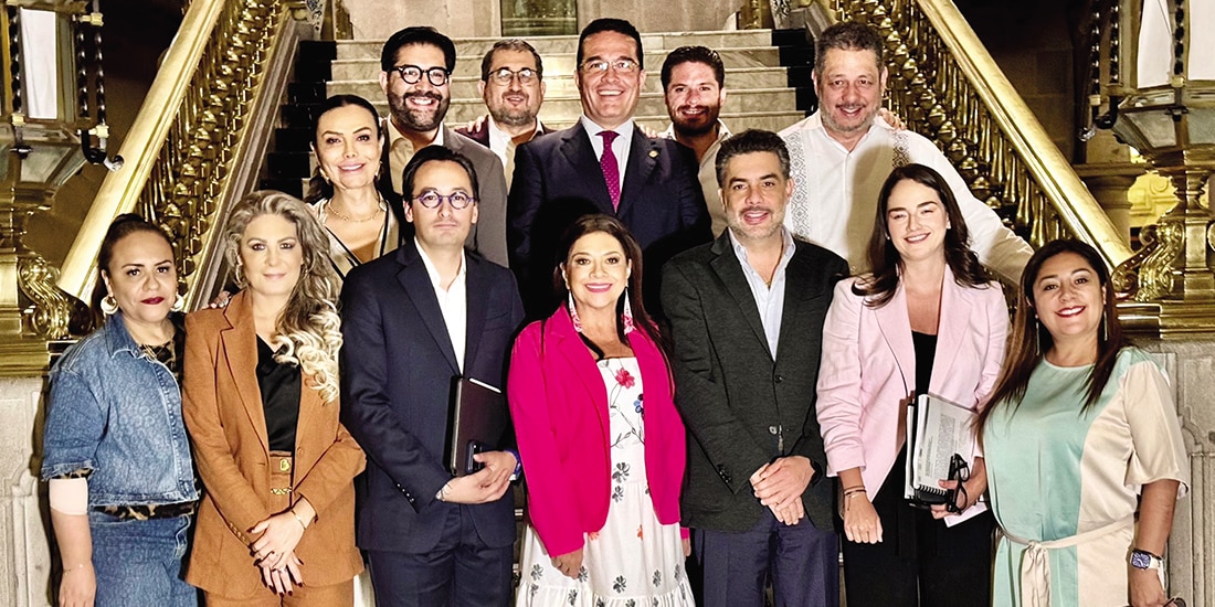 Clara Brugada y diputados, ayer.