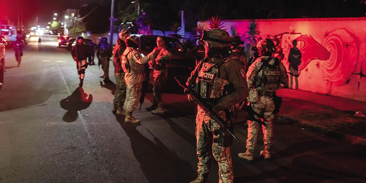 Movilización de policías y militares tras un ataque con explosivos, el 15 de octubre.