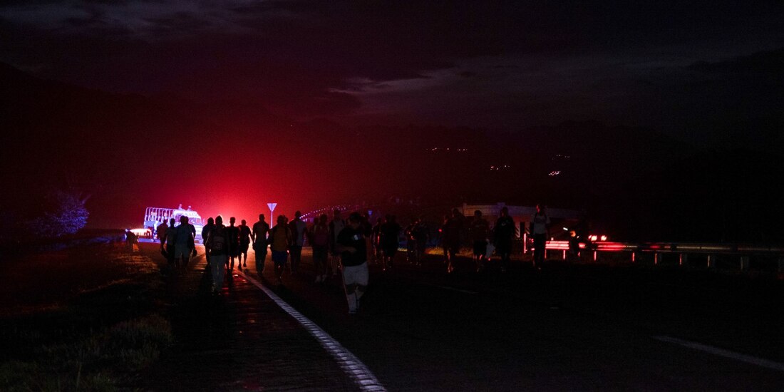 Integrantes de la caravana migrante avanzan rumbo hacia el norte del país.