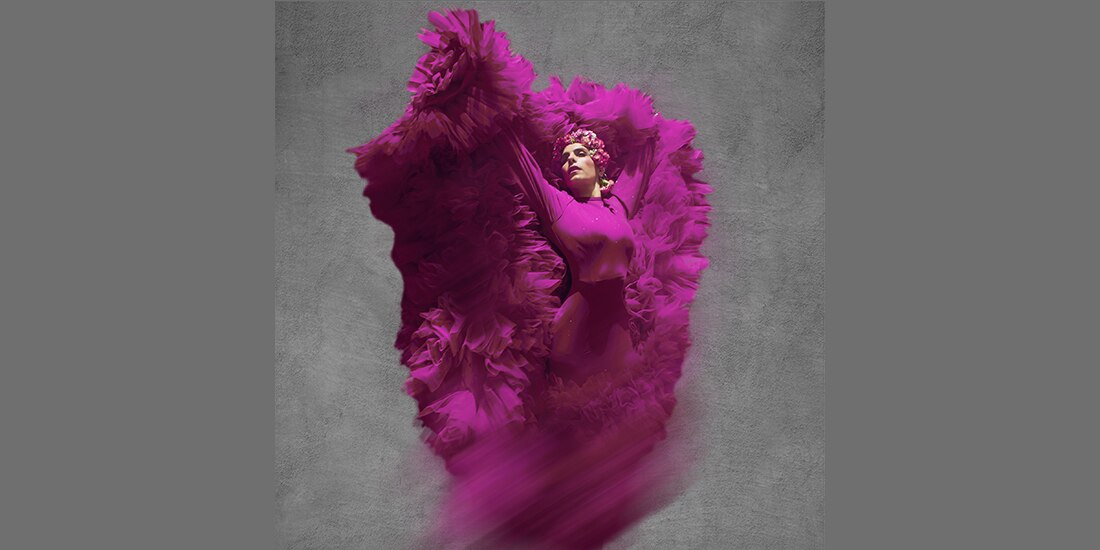 MARÍA JUNCAL, portando un majestuoso atuendo.