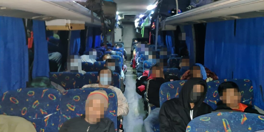 Migrantes interceptados en autobús en Veracruz.