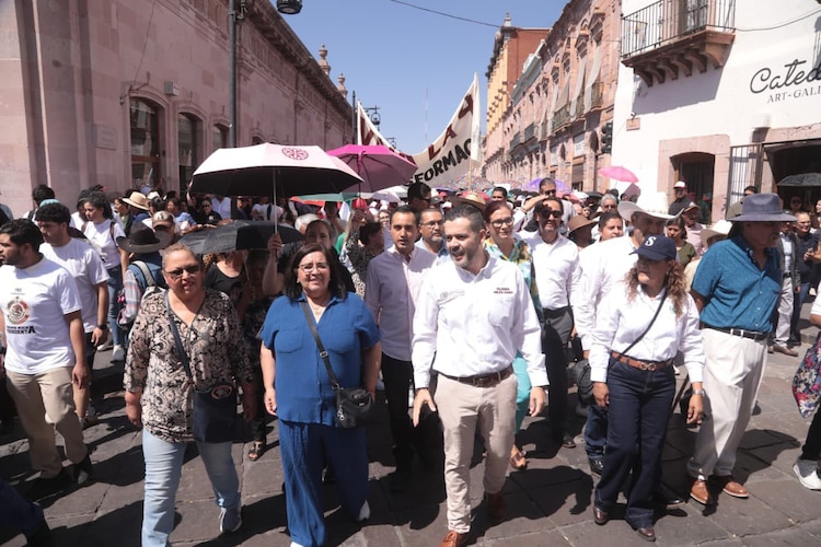 Ciudadanos se congregaron en la Plaza de Armas de la capital zacatecana para seguir la transmisión simultánea del informe presidencial.