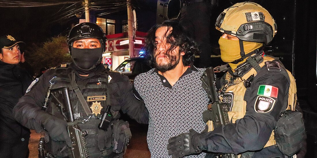 Autoridades capitalinas durante la detención de Eduardo “N”, líder de la Unión Tepito, en 2024.