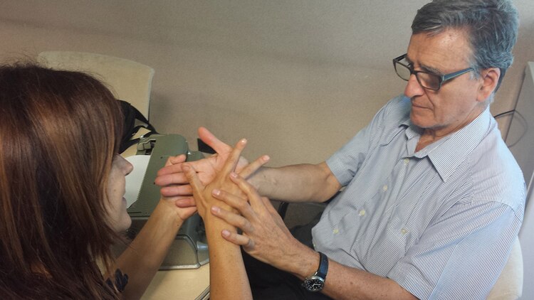 Este lenguaje debe utilizarse con el apoyo táctil, esto quiere decir que debes apoyarte de la palma de la mano para emplear este lenguaje.