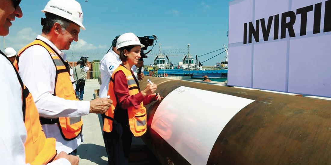 El Gobernador de Tamaulipas, Américo Villarreal, acompañado de Luz Elena González, titular de la Sener, ayer al firmar el cabezal de pozo petrolero.