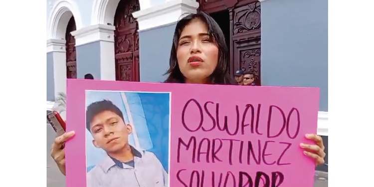 LA ESPOSA de una de las personas detenidas, durante una manifestación realizada ayer en Villahermosa