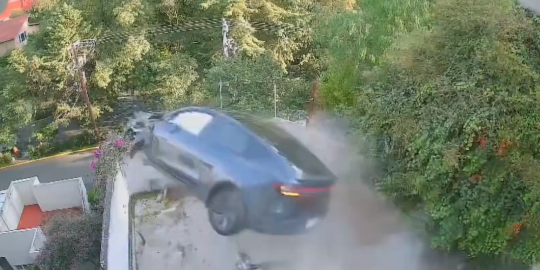 Auto 'sale volando' tras accidente en Cuajimalpa