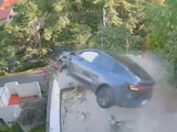 Auto 'sale volando' tras accidente en Cuajimalpa