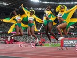 Briana Williams, Elaine Thompson, Shelly-Ann Fraser y Shericka Jackson festejan su oro ganado en la final femenil de relevos 4x100 metros en Tokio 2020.