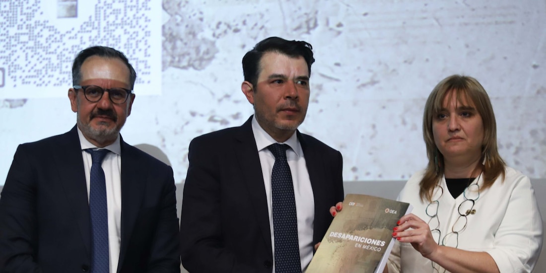 Enrique Javier Ochoa Martínez, subsecretario para asuntos y Derechos Humanos de la SRE; Arturo Medina Padilla, subsecretario de Derechos Humanos, Población y Migración de la Secretaria de Gobernación, y Andrea Viviana Pochak, comisionada de la Comisión Interamericana de Derechos Humanos Relatora para México durante la presentación del informe sobre desapariciones en México.