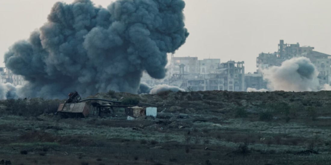 El humo se eleva desde Gaza después de un ataque aéreo, visto desde el lado israelí, ayer.