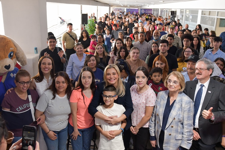 Beneficiarios de 11 municipios del estado reciben dispositivos para la atención de problemas auditivos.