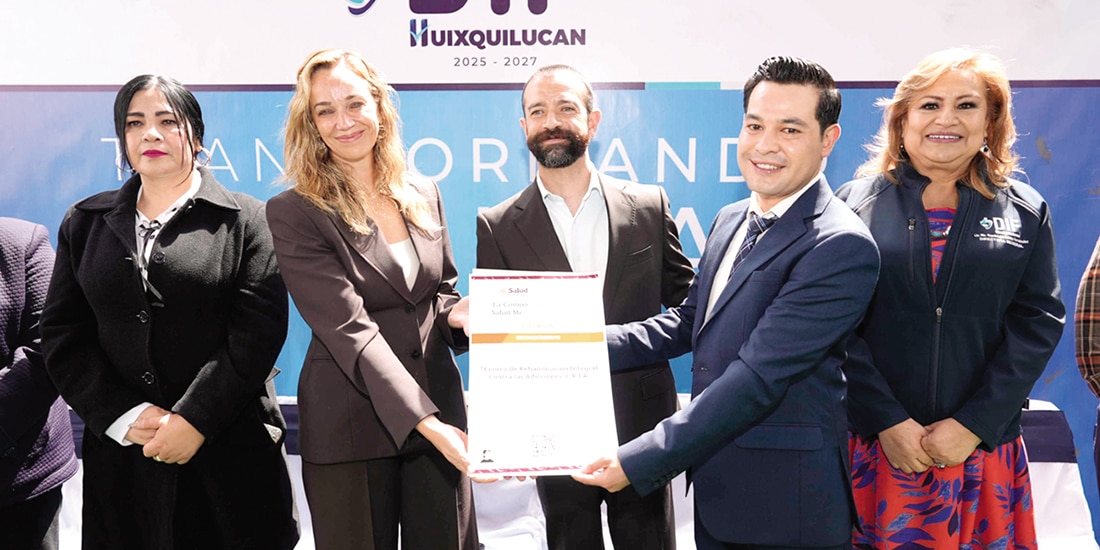 CEREMONIA de entrega del reconocimiento a los centros de rehabilitación administrados por el DIF municipal, ayer.