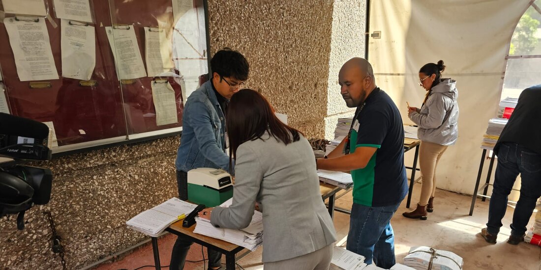 Trabajadores esta mañana en San Lázaro.