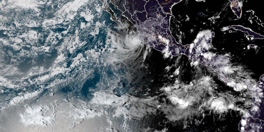 Huracán "Simón" se degrada a categoría 3, aunque persisten sus efectos en México.