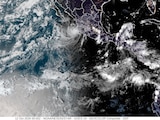 Huracán "Simón" se degrada a categoría 3, aunque persisten sus efectos en México.