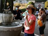 La gente recoge agua de una fuente en Green Park en Londres.