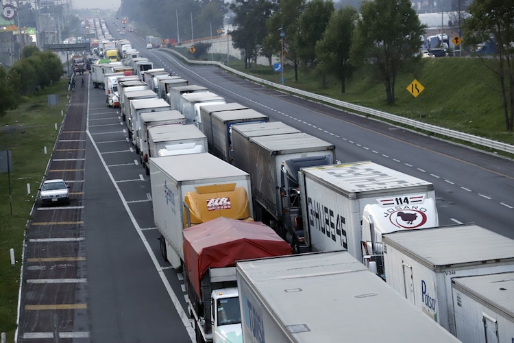 PUEBLA, PUEBLA, 08AGOSTO2019.- Cierre de la autopista México-Puebla, por afiliados a la Unión de Trabajadores del Campo UNTA, incomunica ala ciudad de Puebla, se muestran inconformes ante falta de proyectos federales enfocados al campo.
FOTO: MIREYA NOVO /CUARTOSCURO.COM