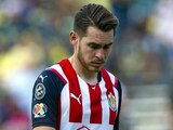 Ricardo Angulo en un partido de las Chivas en la Liga MX