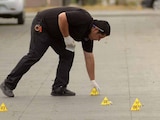 Autoridades recaban pruebas en una escena del crimen.