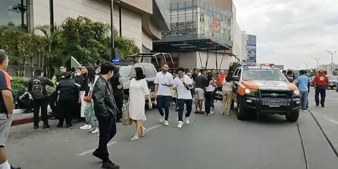 Por amenaza de bomba, desalojan Plaza Averanda en Cuernavaca, Morelos.