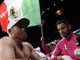 Saúl 'Canelo' Álvarez se lamenta después de su derrota contra Dmitry Bivol en mayo del 2022.