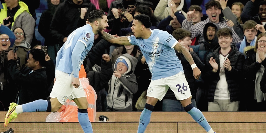 Futbolistas del Manchester festejan uno de los tres goles de ayer.