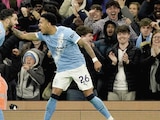 Futbolistas del Manchester festejan uno de los tres goles de ayer.