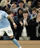 Futbolistas del Manchester festejan uno de los tres goles de ayer.