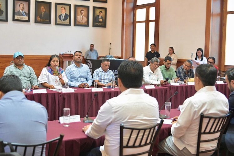 Autoridades estatales y dirigencia magisterial acuerdan ruta de diálogo en el Palacio de Gobierno.