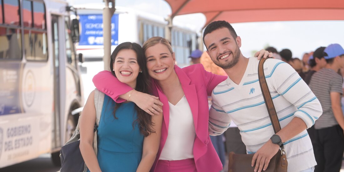 Al centro de la imagen Maru Campos, gobernadora de Chihuahua.