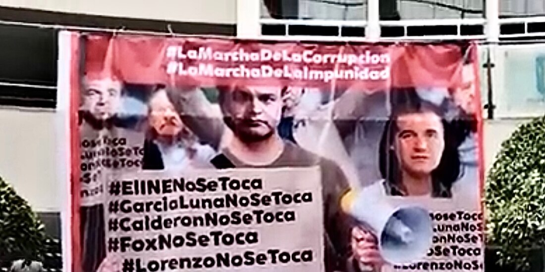 Morena colocó una manta con fotografías de Fox, Calderón y García Luna, donde señalan que se llevará a cabo la marcha de la corrupción.