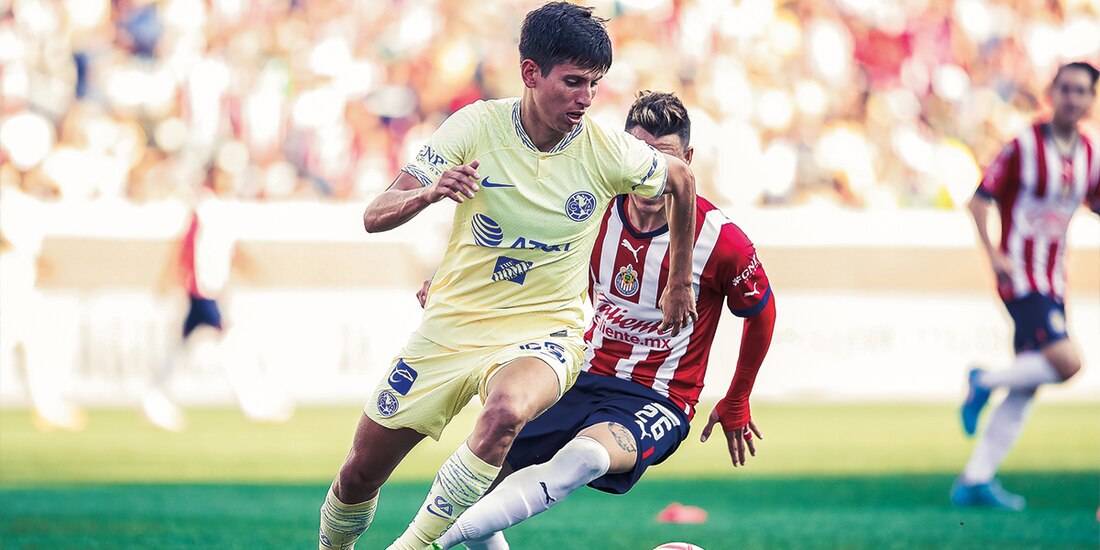 Jürgen Damm conduce el esférico, ayer, en el juego efectuado